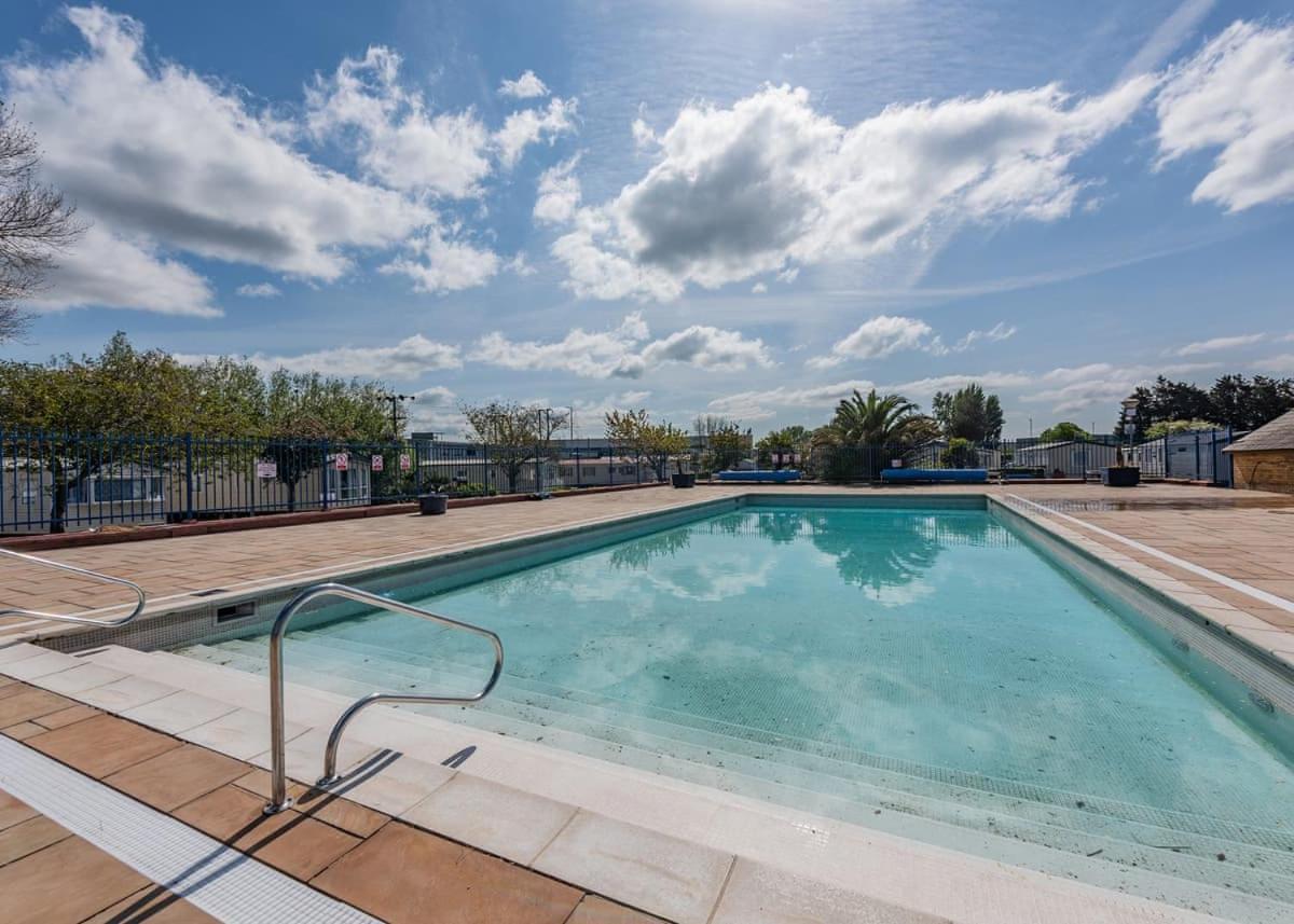 Riverside Caravan Holiday Park Bognor Regis Exterior photo